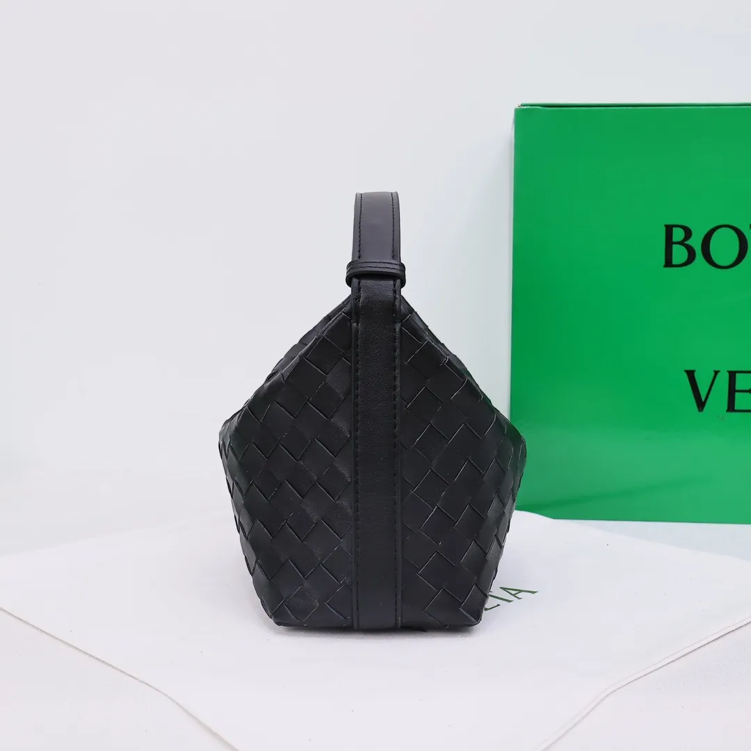 All categories Official website "Brand Women's Bags" Women's Bags 💙 BV 2026 new BV portable shoulder bag